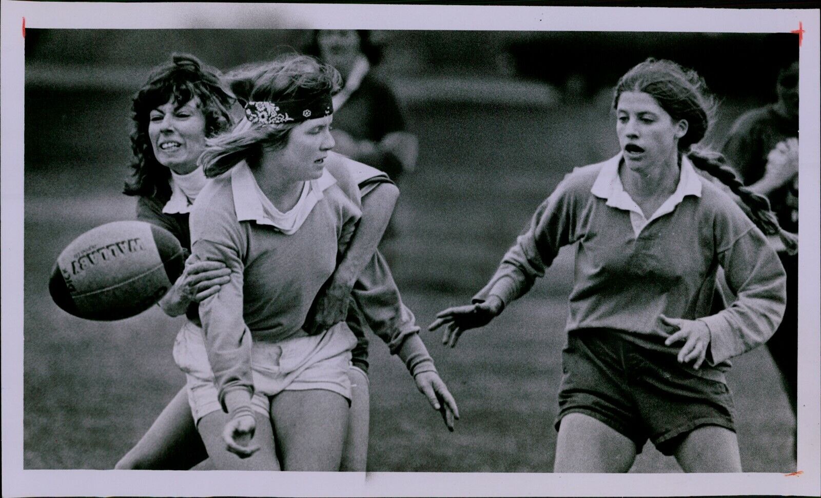 LG890 1978 Orig Lyn Alweis Photo DENVER WOMEN\'S RUGBY GAME Jarring Hit Lost Ball