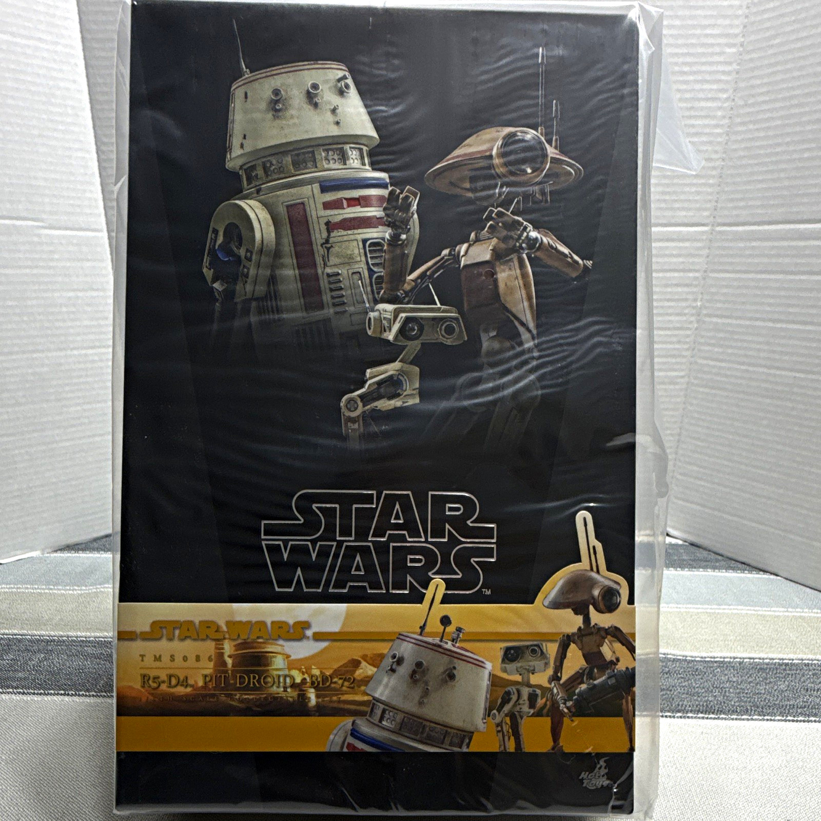 Hot Toys Star Wars R5-D4 & Pit Droid BD-72 Collectible Figure Set Hot Toys Star Wars R5-D4 & Pit Droid BD-72 Collectible Figure Set
