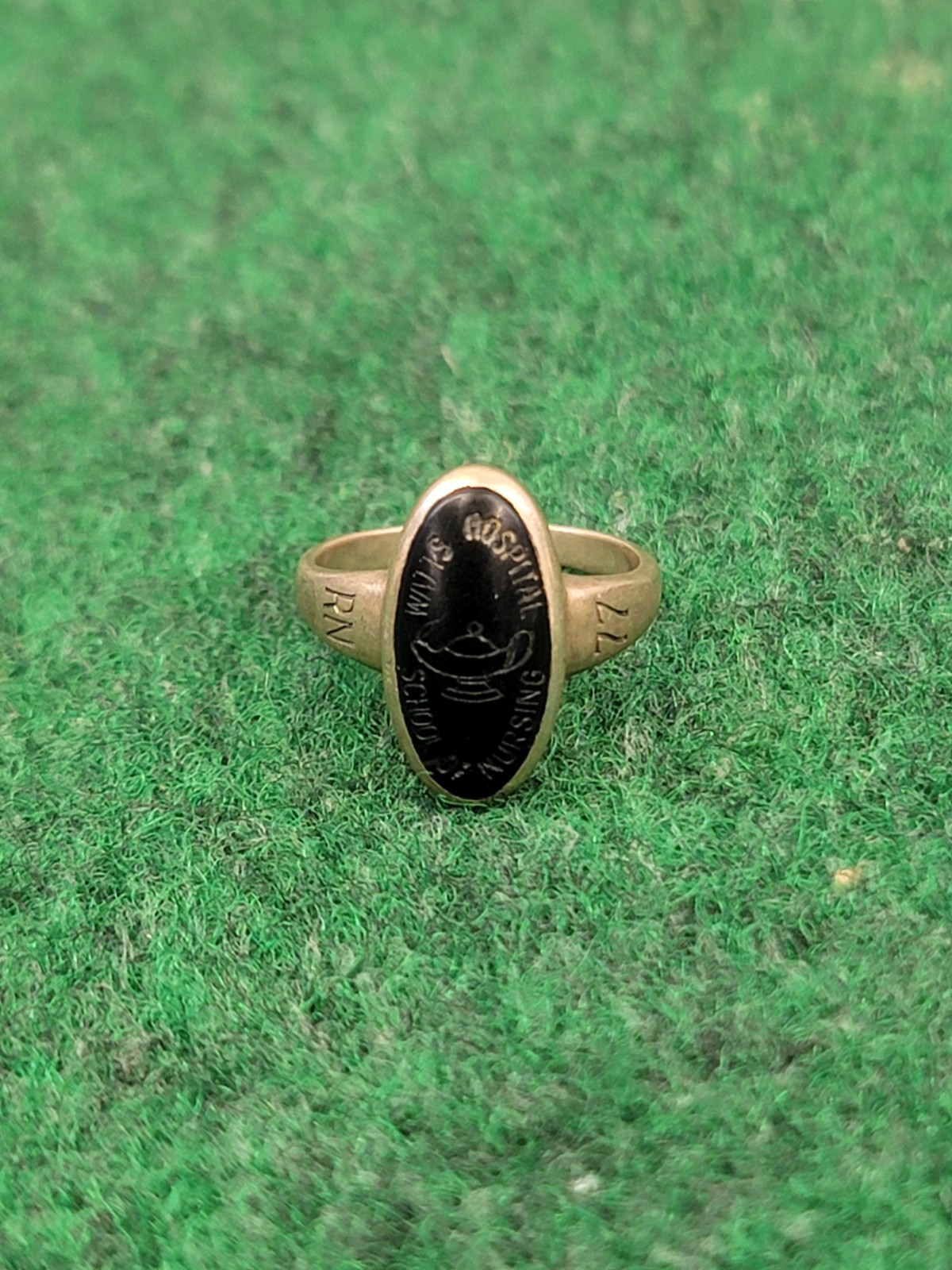 Rare Vtg 1977 Jostens Hospital School 10k Gold Oval Black Onyx Ring Size 6 4.5gr Rare Vtg 1977 Jostens Hospital School 10k Gold Oval Black Onyx Ring Size 6 4.5gr
