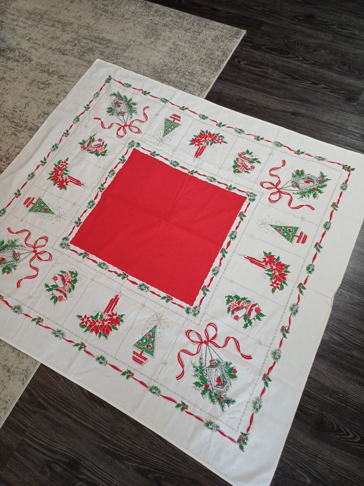 VTG 1960\'s Christmas Lanterns Tablecloth Excellent 46\