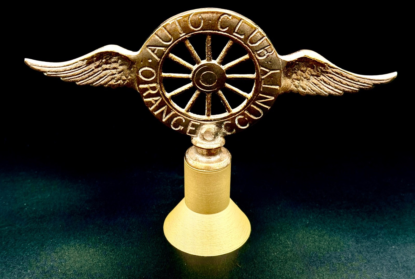 VINTAGE 1920s–1930s ORANGE COUNTY AUTO CLUB WINGED WHEEL HOOD ORNAMENT / RADIATO VINTAGE 1920s–1930s ORANGE COUNTY AUTO CLUB WINGED WHEEL HOOD ORNAMENT / RADIATO