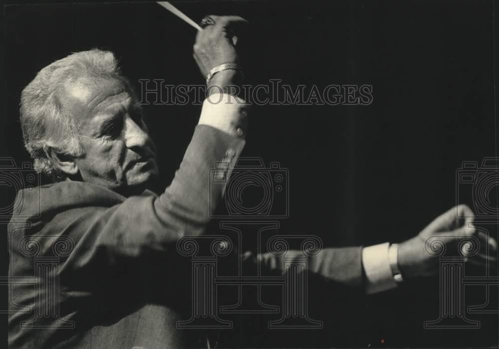 1988 Press Photo Baseball Announcer Bob Uecker Conducts Milwaukee Orchestra 1988 Press Photo Baseball Announcer Bob Uecker Conducts Milwaukee Orchestra