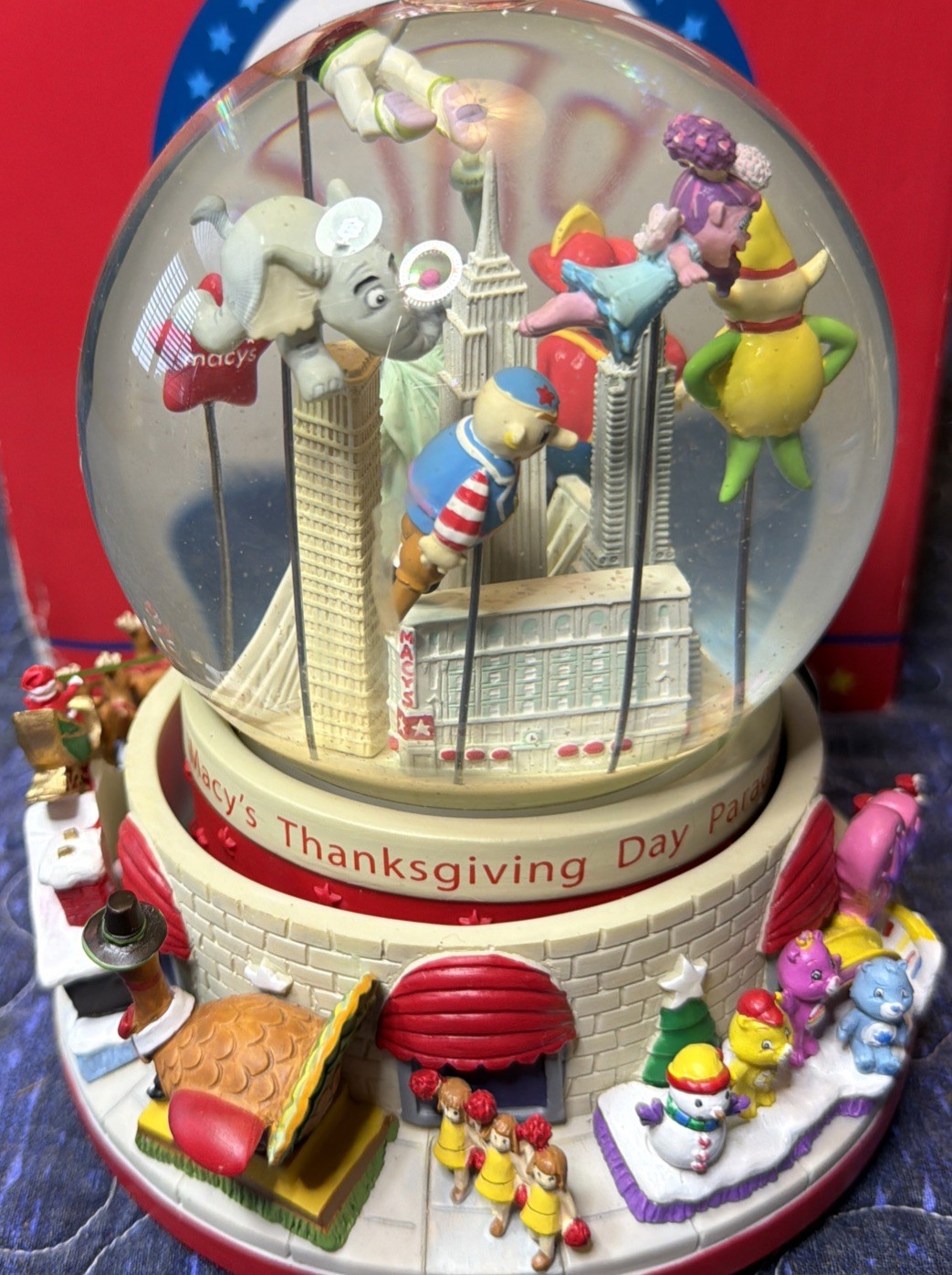 Vintage 2009 Macy\'s Thanksgiving Day Parade Musical Moves Waterglobe Snow Globe