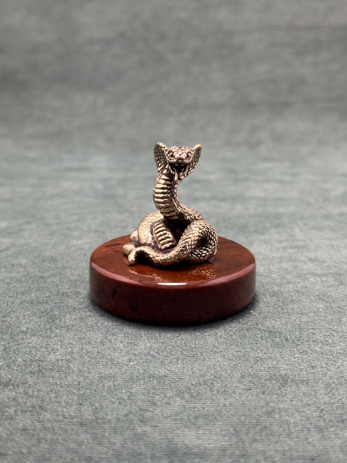 King Cobra Figurine Cast Bronze Statuette Sculpture Base In Obsidian Stone King Cobra Figurine Cast Bronze Statuette Sculpture Base In Obsidian Stone