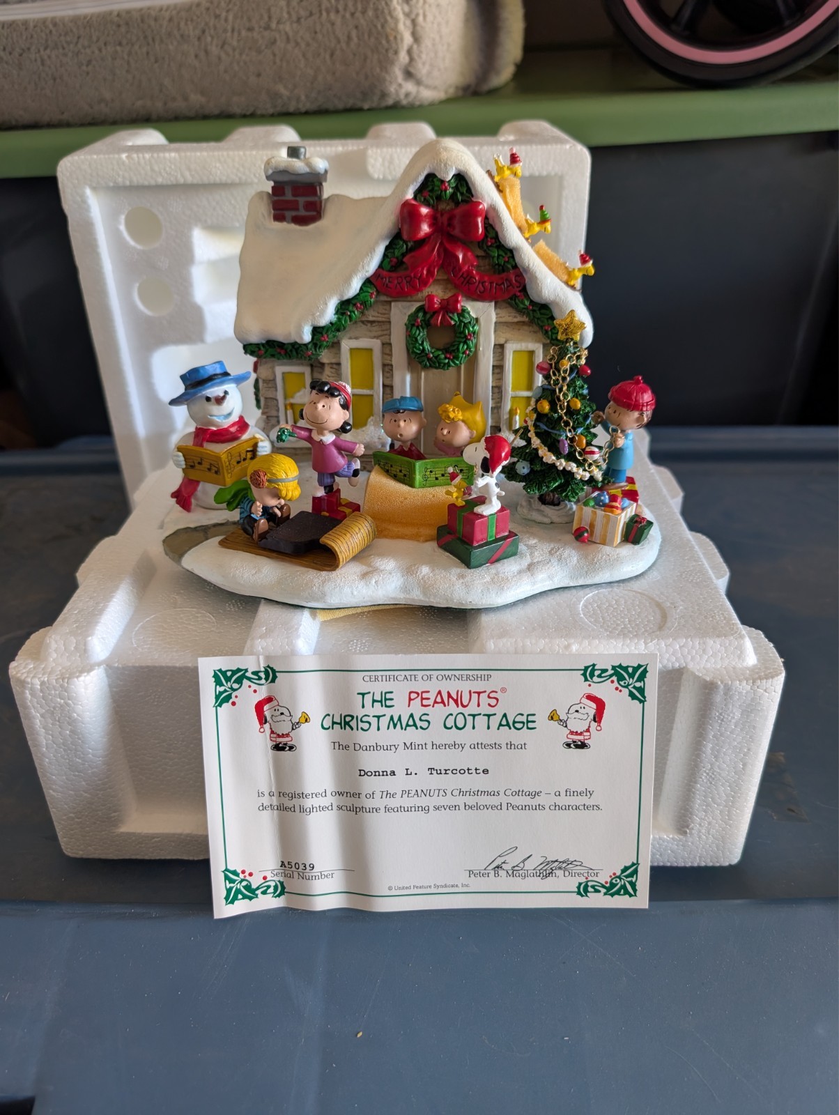 The Peanuts Christmas Cottage - The Danbury Mint The Peanuts Christmas Cottage - The Danbury Mint