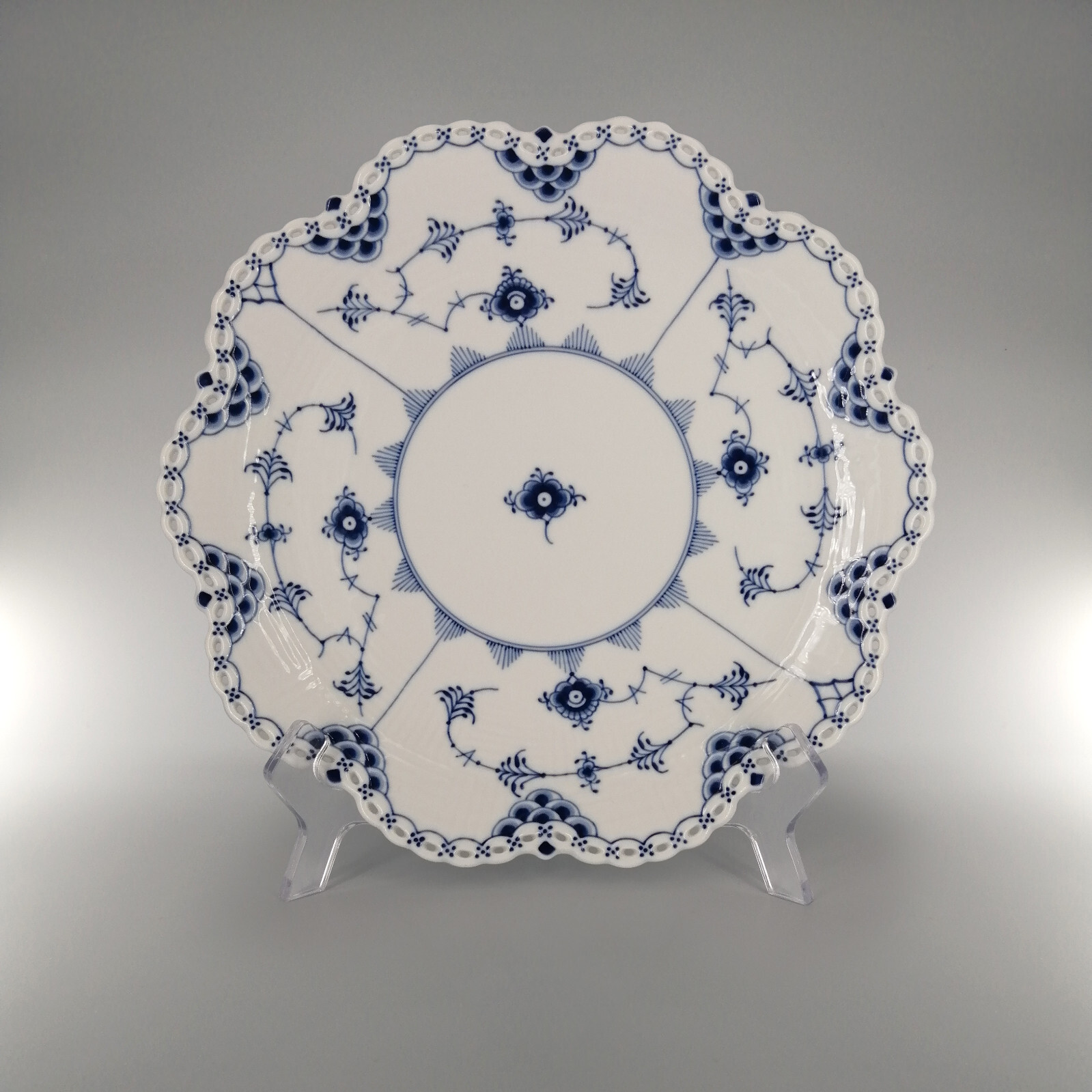 Royal Copenhagen Blue Fluted Full Lace Dish (25 cm) - #422-ba Royal Copenhagen Blue Fluted Full Lace Dish (25 cm) - #422-ba