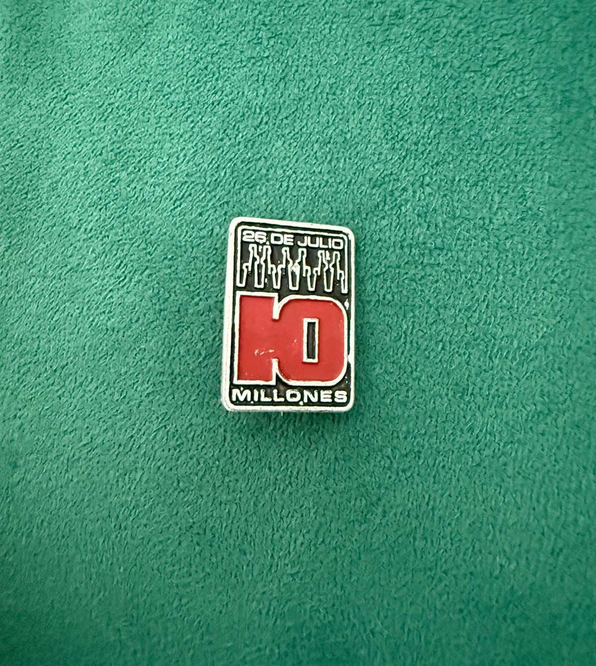 CUBA CUBAN VINTAGE 26 DE JULIO 10 MILLONES 1970 FIDEL CASTRO ENAMEL LAPEL PIN CUBA CUBAN VINTAGE 26 DE JULIO 10 MILLONES 1970 FIDEL CASTRO ENAMEL LAPEL PIN