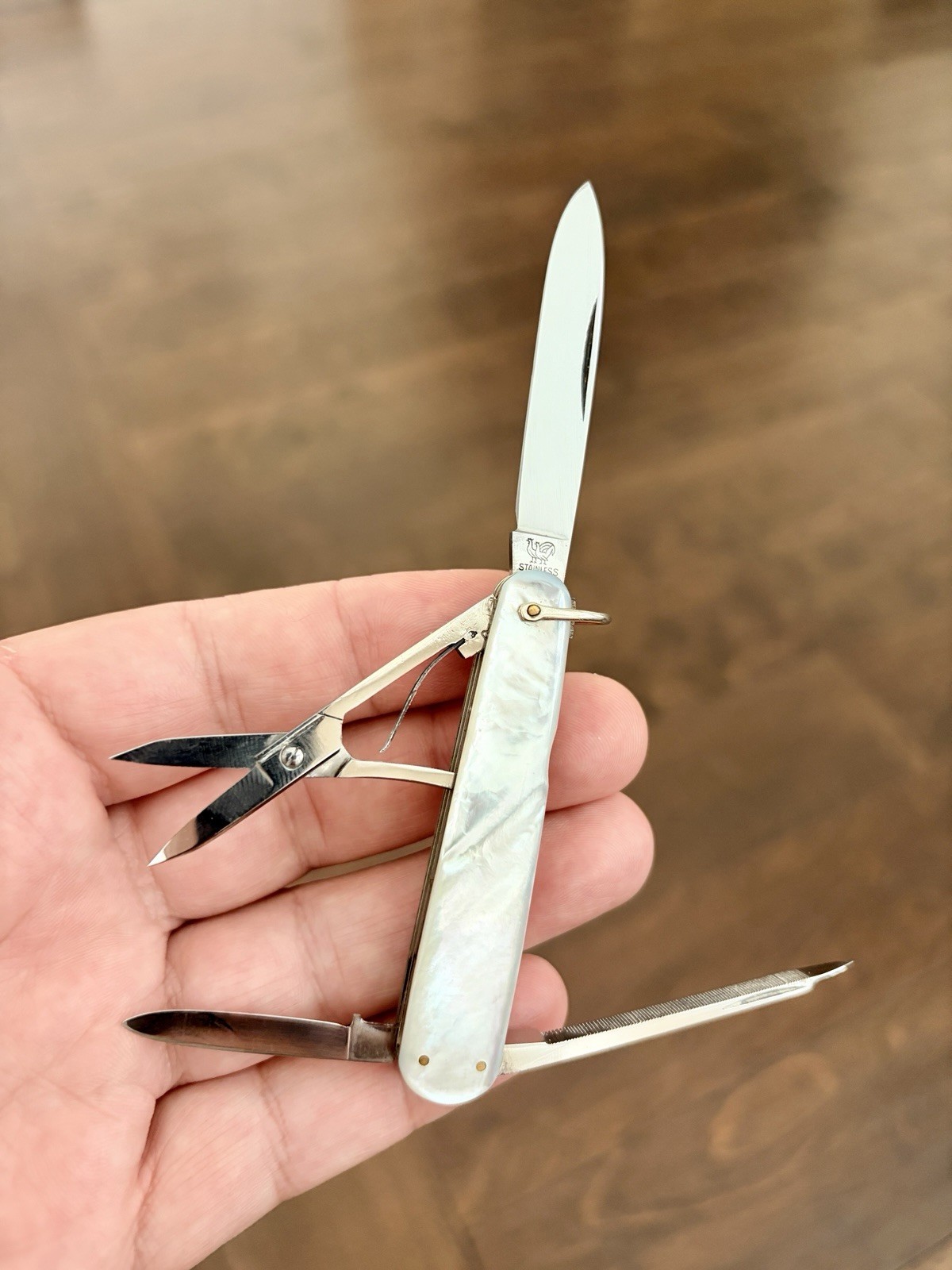 Vintage/Excellent - Hen & Rooster Mother of Pearl & Bail Gentleman Pocket Knife Vintage/Excellent - Hen & Rooster Mother of Pearl & Bail Gentleman Pocket Knife