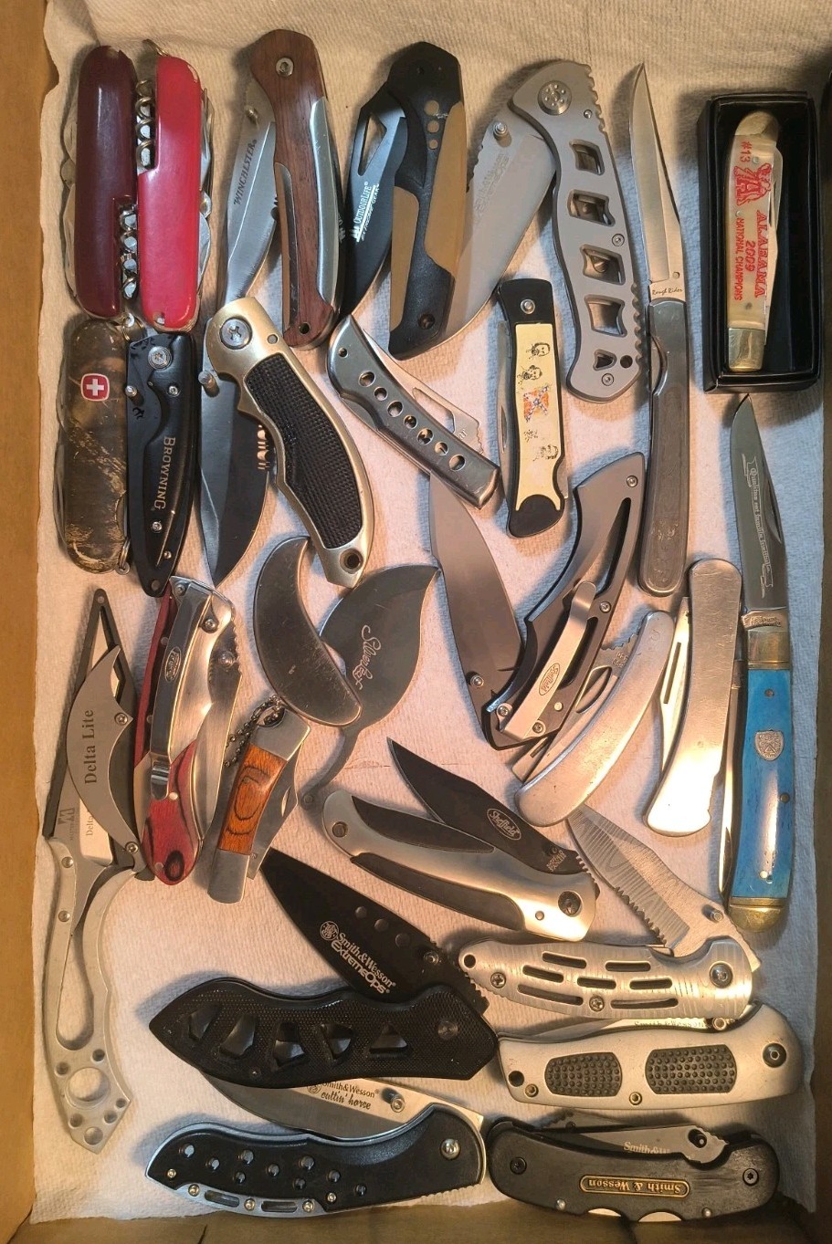 Lot Of 26 Pocket Knifes 98 % Percent Never Been Open And Package Minimum 20 Year Lot Of 26 Pocket Knifes 98 % Percent Never Been Open And Package Minimum 20 Year