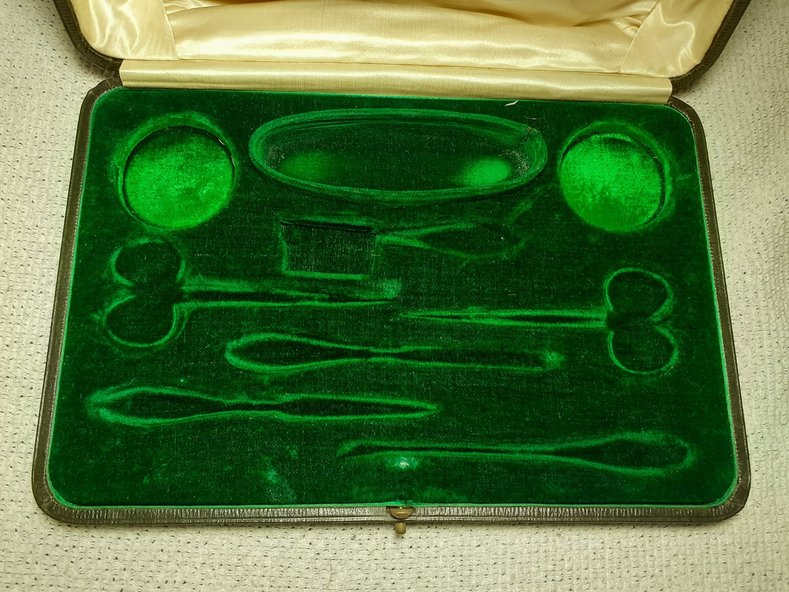 Antique circa 1920\'s High Quality Dressing Table Set Box ( Empty ). Antique circa 1920\'s High Quality Dressing Table Set Box ( Empty ).