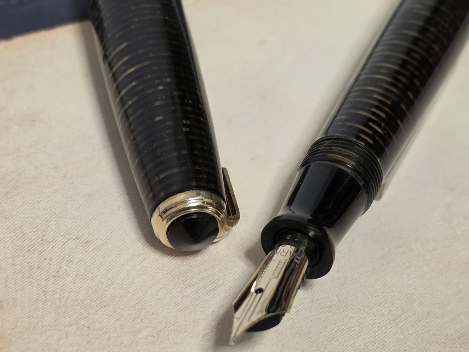Rare 1936-37 Parker Vacumatic Junior Golden Web Fountain Pen Gold Nib USA