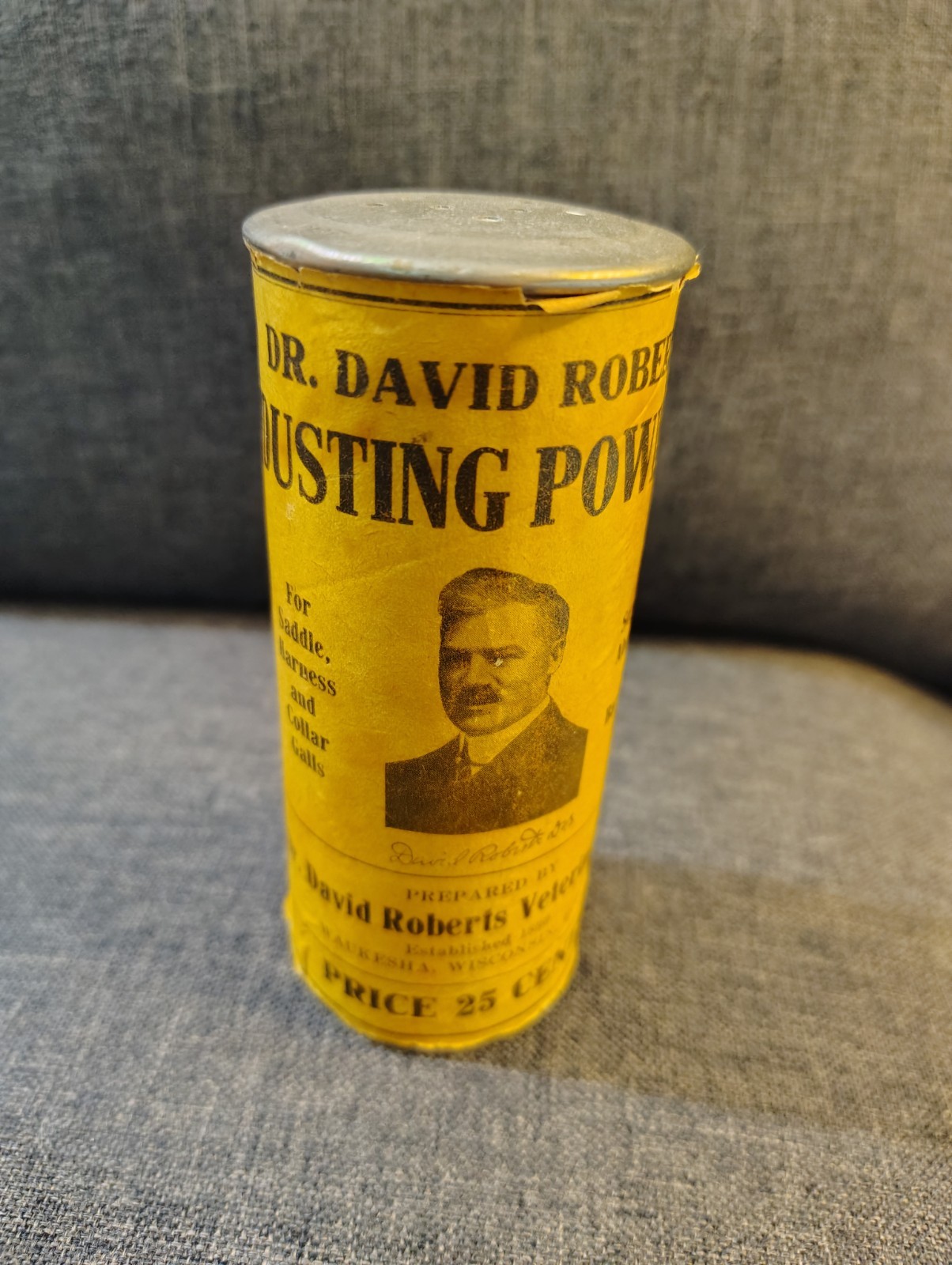 Vintage Dr. David Roberts Dusting Powder Horses Waukesha WI UNOPENED Vintage Dr. David Roberts Dusting Powder Horses Waukesha WI UNOPENED