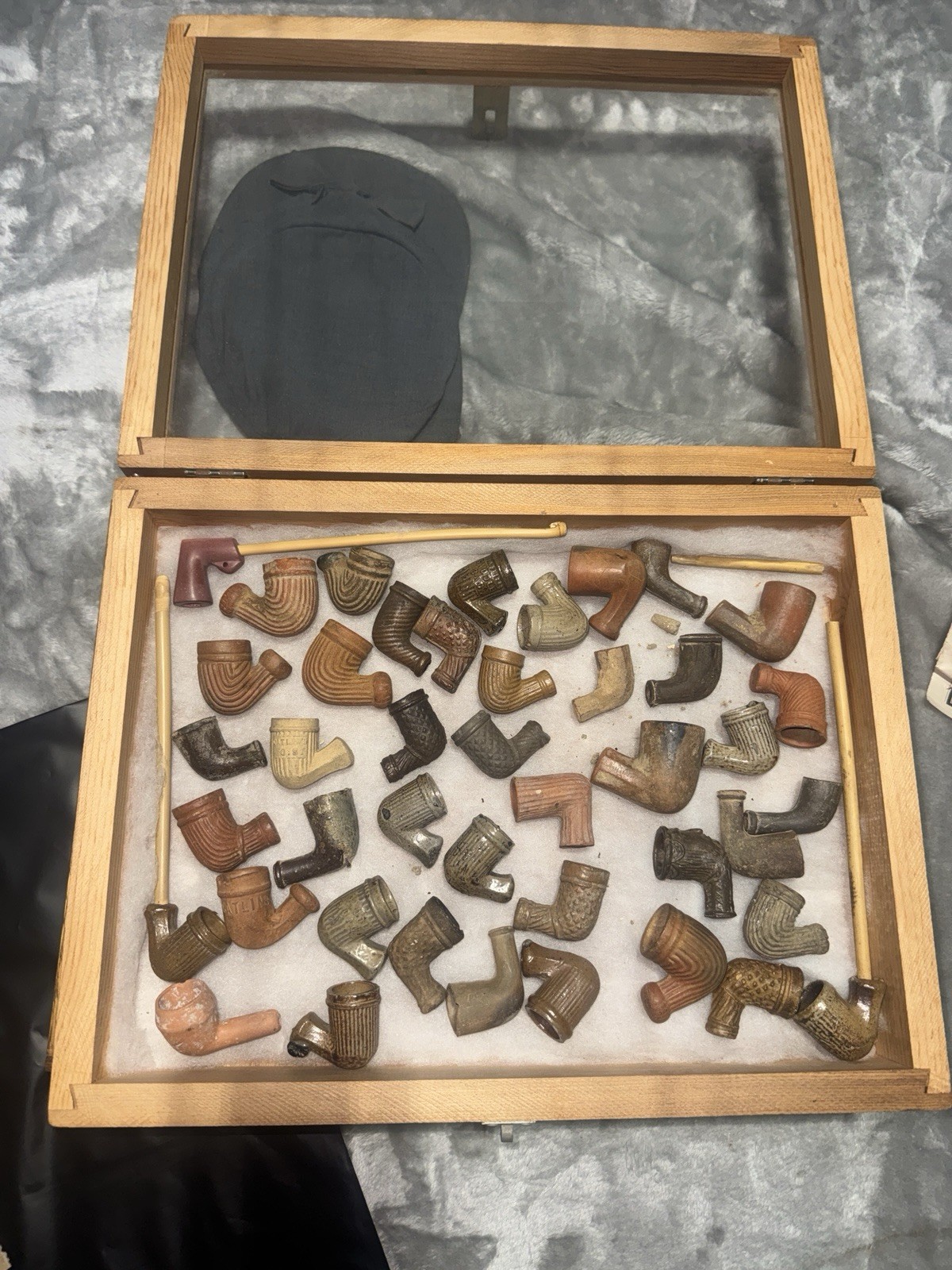 LARGE LOT OF ANTIQUE CLAY TOBACCO PIPES 1800s ERA CATLINS SADDLE BAG LARGE LOT OF ANTIQUE CLAY TOBACCO PIPES 1800s ERA CATLINS SADDLE BAG