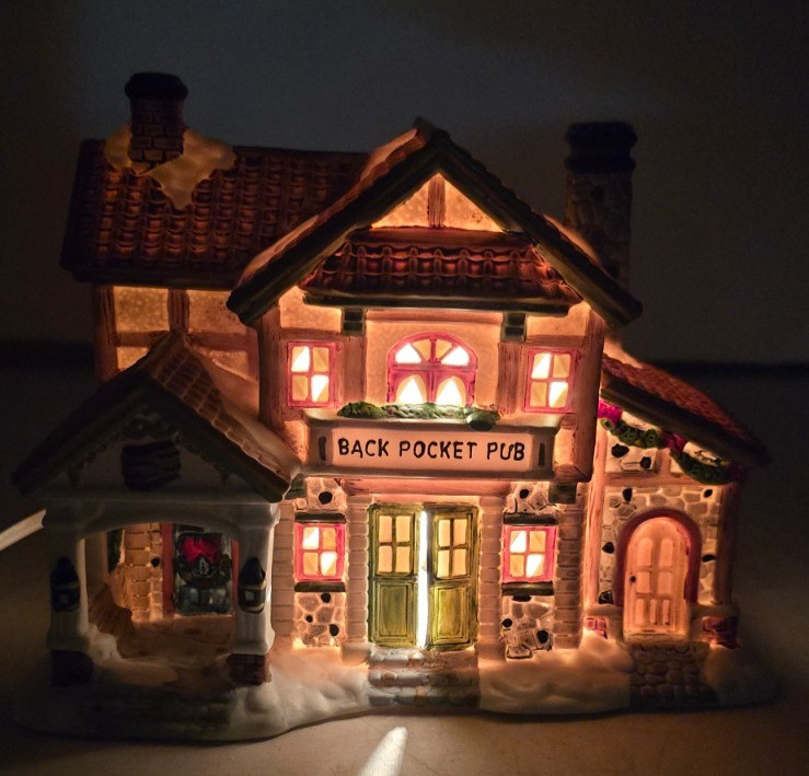 Vintage 1999 Santa's Workbench Back Pocket Pub Lighted Christmas Village Box