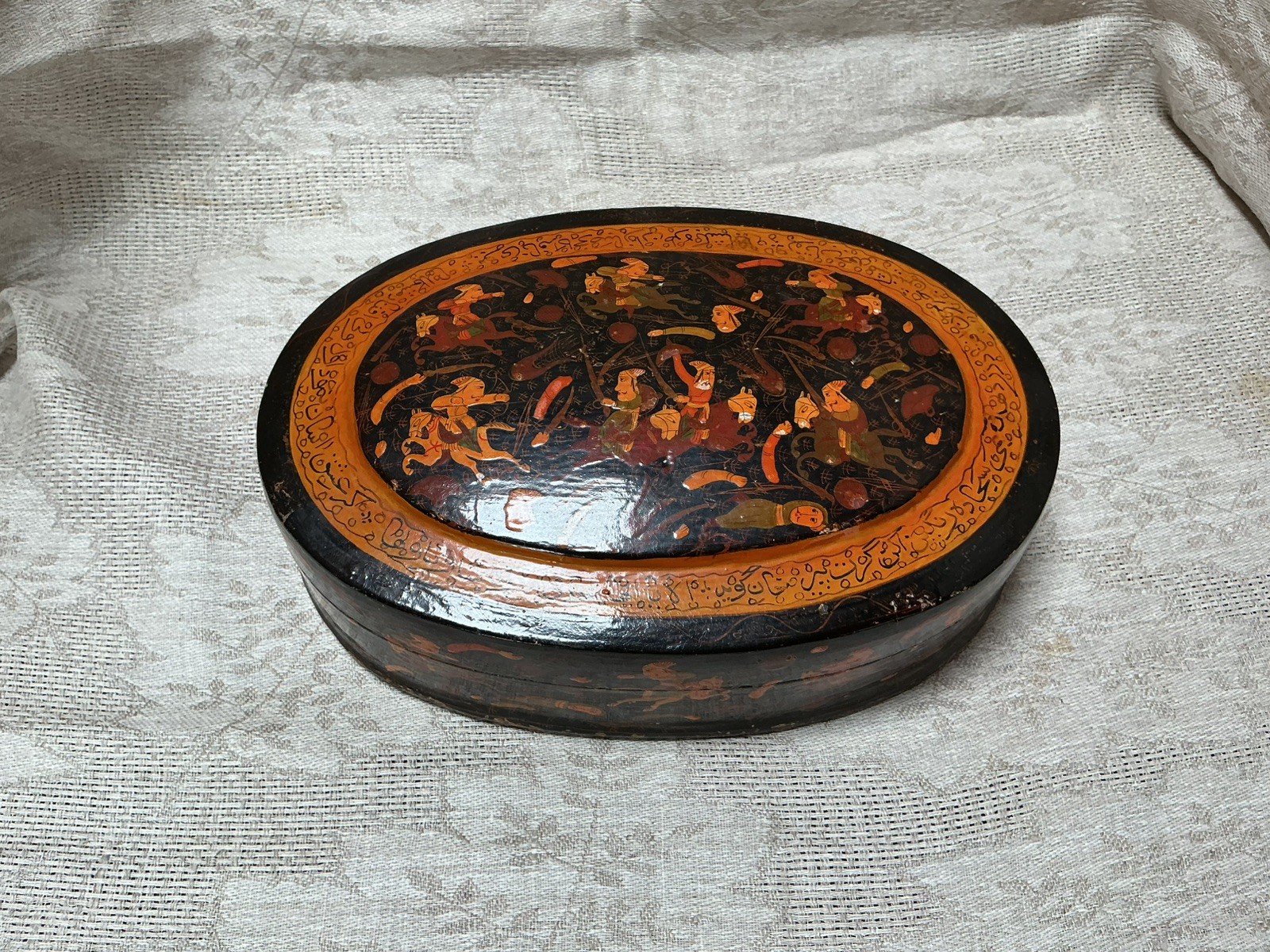 VINTAGE HAND-PAINTED PAPIER - MACHE LAQUER BOX LIKELY ORIGINATING TRADITIONAl VINTAGE HAND-PAINTED PAPIER - MACHE LAQUER BOX LIKELY ORIGINATING TRADITIONAl