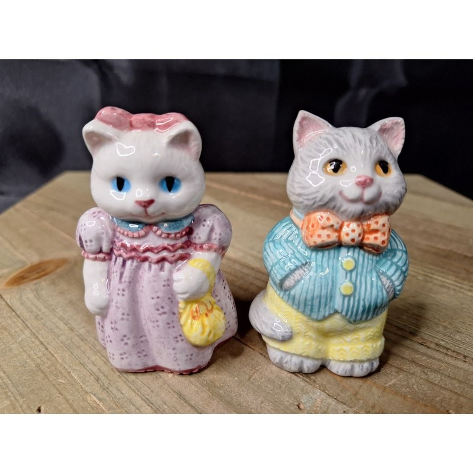 Vintage 1992 Avon Mr & Mrs Kitty Anthropomorphic ceramic Salt & Pepper Shakers Vintage 1992 Avon Mr & Mrs Kitty Anthropomorphic ceramic Salt & Pepper Shakers