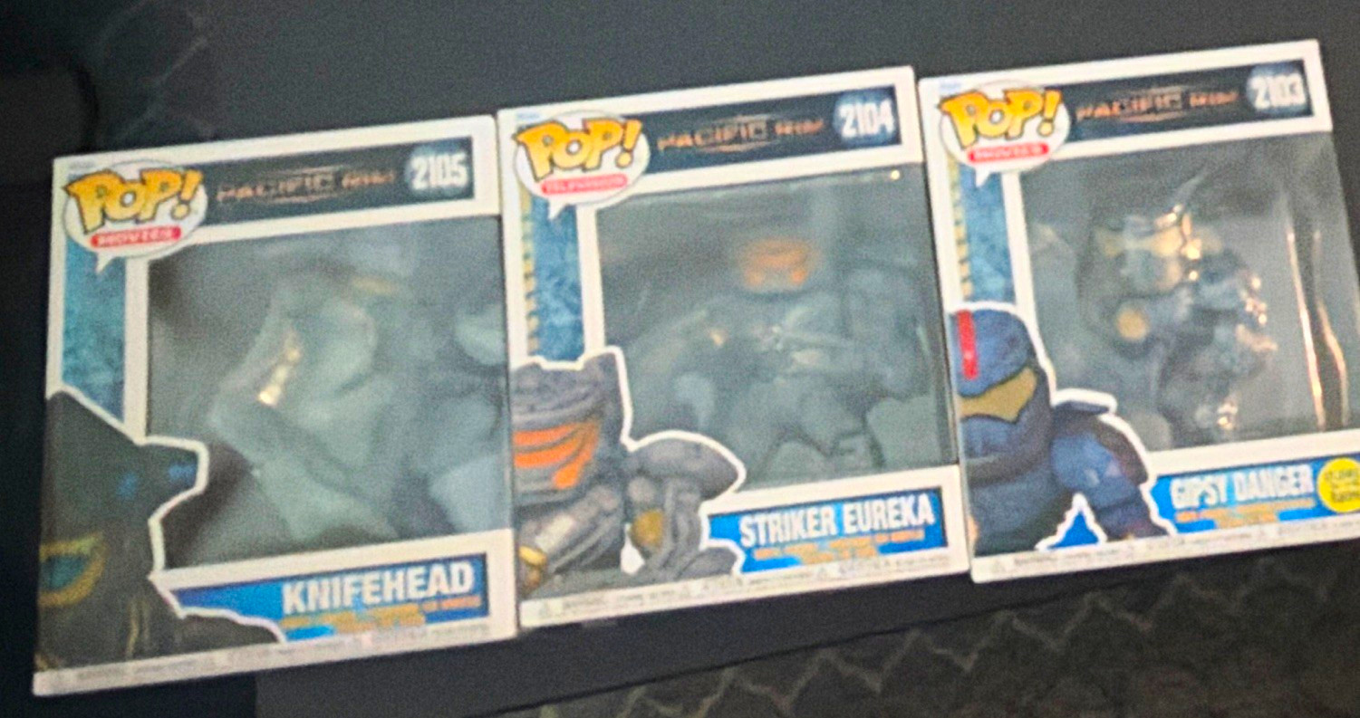 Funko Pop Pacific Rim 3-Pack Knifehead, Striker, and the Gipsy glow figurine. Funko Pop Pacific Rim 3-Pack Knifehead, Striker, and the Gipsy glow figurine.