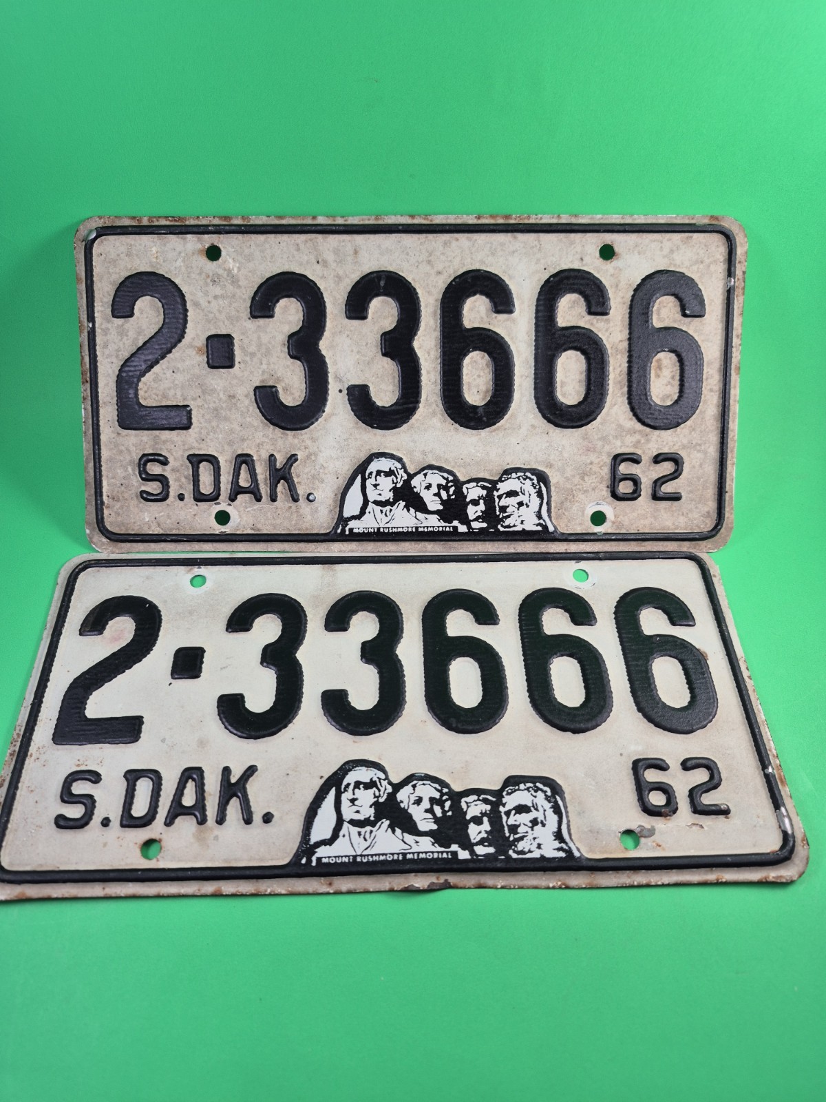 MATCHING PAIR 1962 SOUTH DAKOTA LICENSE PLATES - EXPIRED MOUNT RUSHMORE 2-33666 MATCHING PAIR 1962 SOUTH DAKOTA LICENSE PLATES - EXPIRED MOUNT RUSHMORE 2-33666