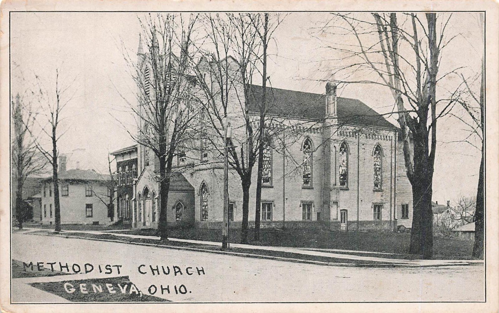 GENEVA OH OHIO METHODIST CHURCH AND SURROUNDS c1910 VINTAGE POSTCARD 091725 U