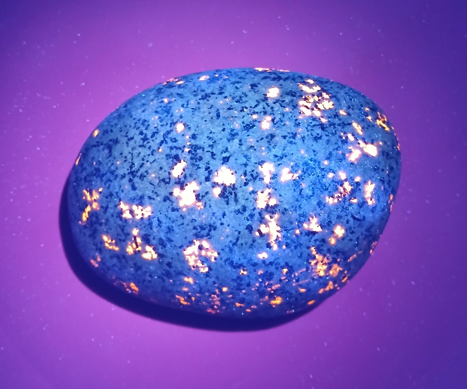 Fluorescent Sodalite ( Yooperlite )   A Bright 1 Pound 7 Ounce Yooperlite 