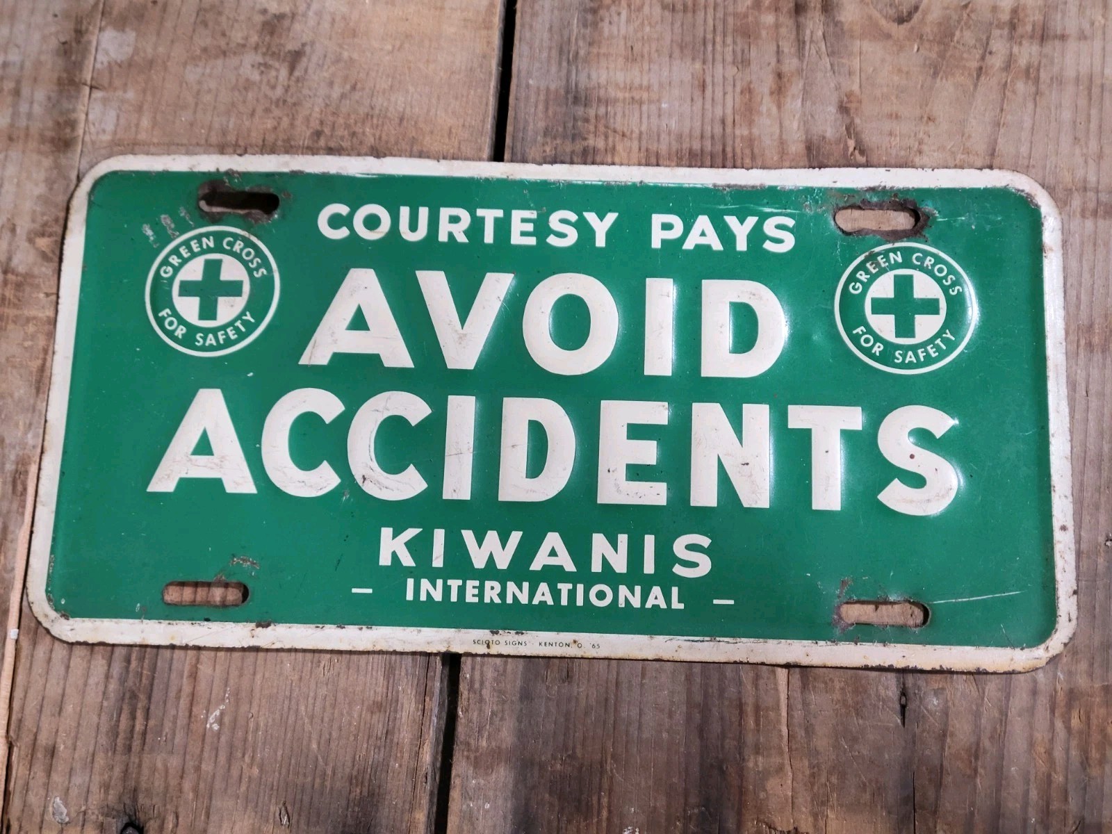 ​Vintage 1965 Kiwanis Courtesy Pays Avoid Accidents License Plate Scioto Sign