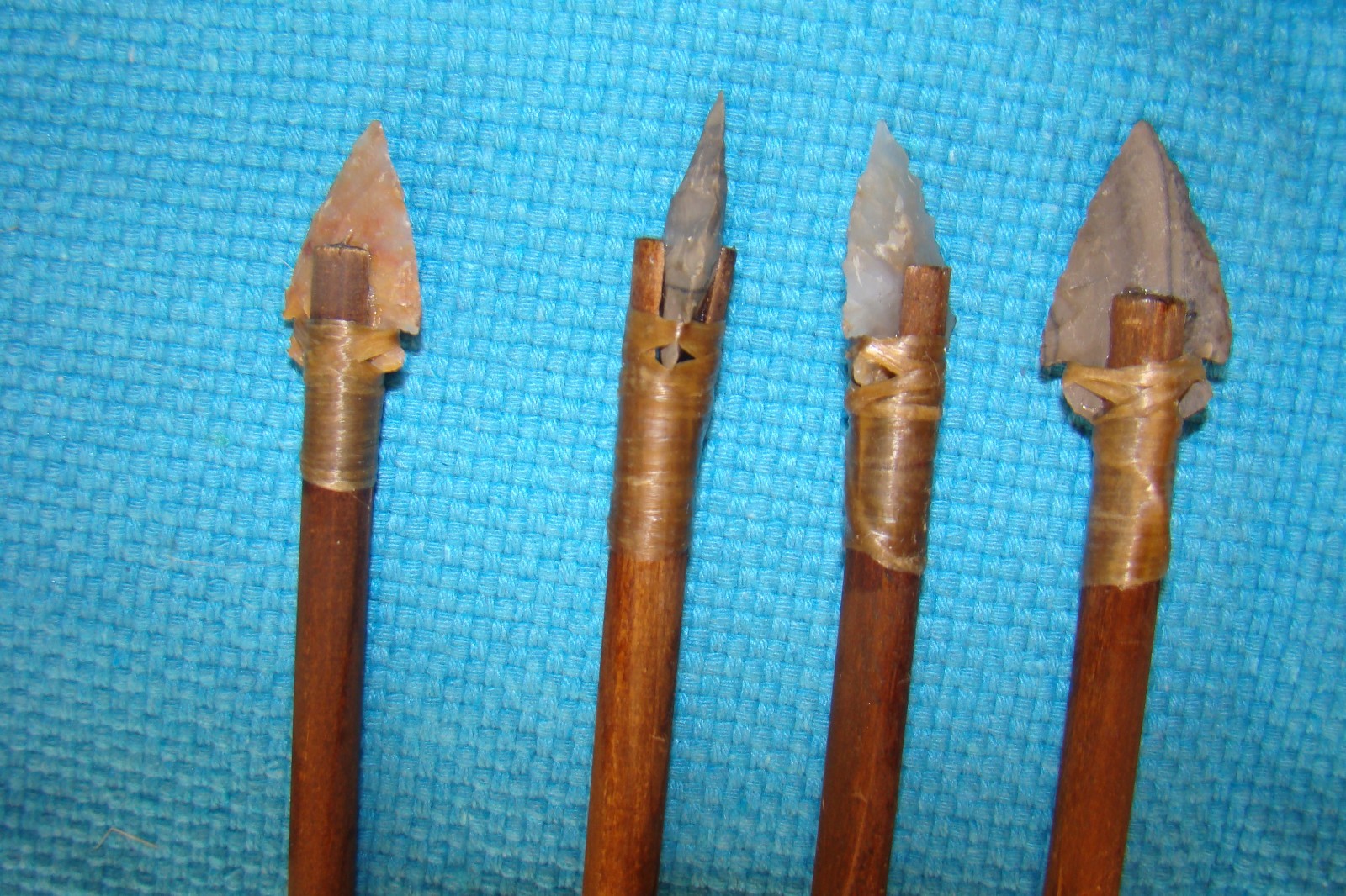 2 TAN-Arrows w/Chipped Stone Tips Sinew TAN-Flights & Wood Shaft Native Artist 2 TAN-Arrows w/Chipped Stone Tips Sinew TAN-Flights & Wood Shaft Native Artist