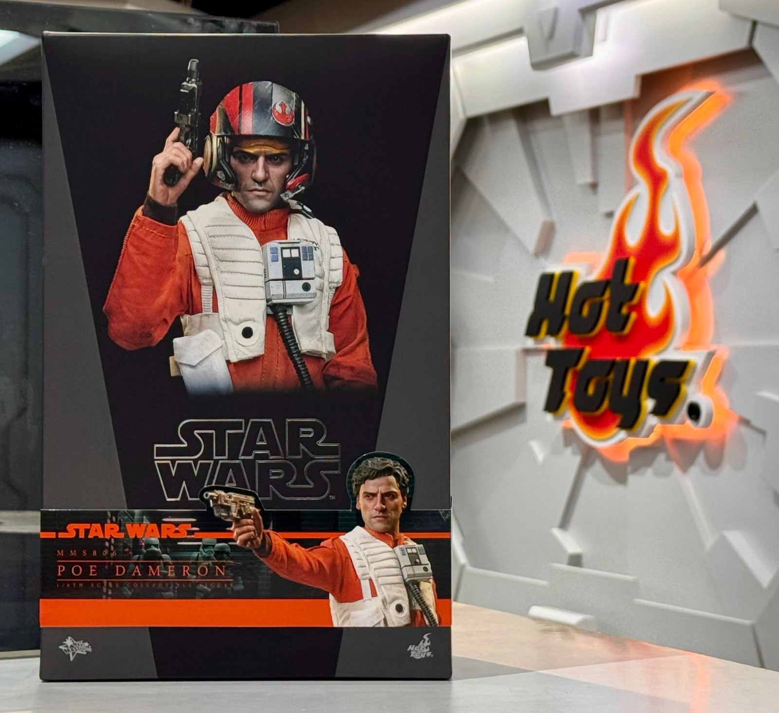 Ready Hot Toys MMS806 Star Wars: The Force Awakens 1/6 Poe Dameron Ready Hot Toys MMS806 Star Wars: The Force Awakens 1/6 Poe Dameron