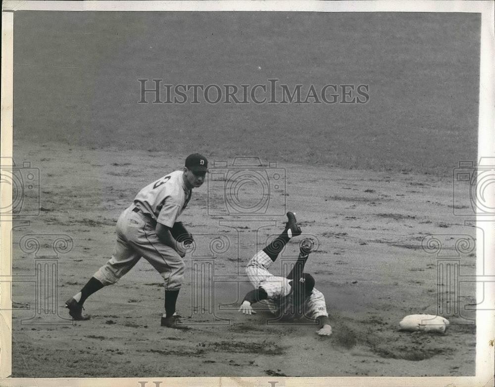 1943 Press Photo Tuck Stainback Out At 2nd On A Double Play at Yankee Stadium 1943 Press Photo Tuck Stainback Out At 2nd On A Double Play at Yankee Stadium