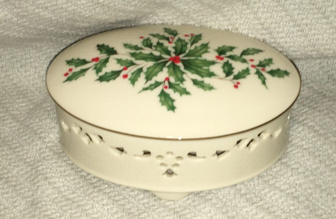 LENOX 5”’L BONE CHINA POTPOURRI COVERED BOX HOLLY & BERRY PIERCED USA In Box LENOX 5”’L BONE CHINA POTPOURRI COVERED BOX HOLLY & BERRY PIERCED USA In Box