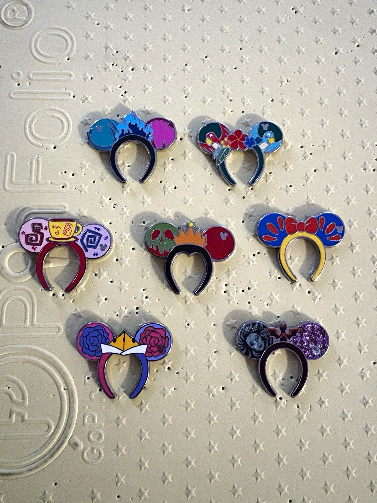Disneyland hidden disney 2026 wave A complete set with super chaser. Disneyland hidden disney 2026 wave A complete set with super chaser.