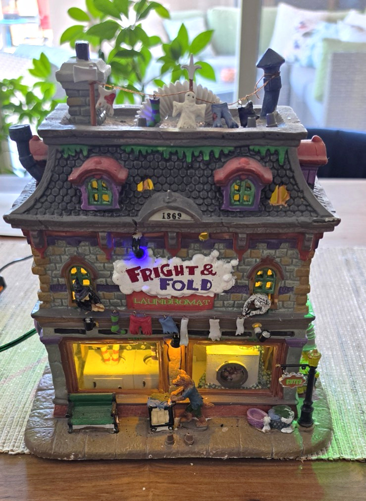 Lemax Spooky Town Fright & Fold Laundromat (2012) Super Rare & Retired Lemax Spooky Town Fright & Fold Laundromat (2012) Super Rare & Retired