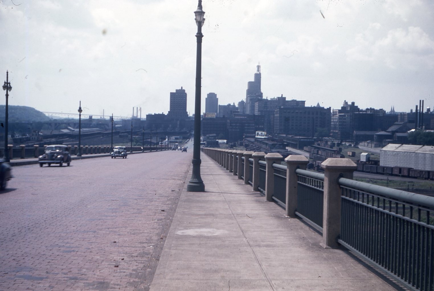 Sl48 Original slide 1940’s  Red Kodachrome Pittsburgh street scene cars 725a