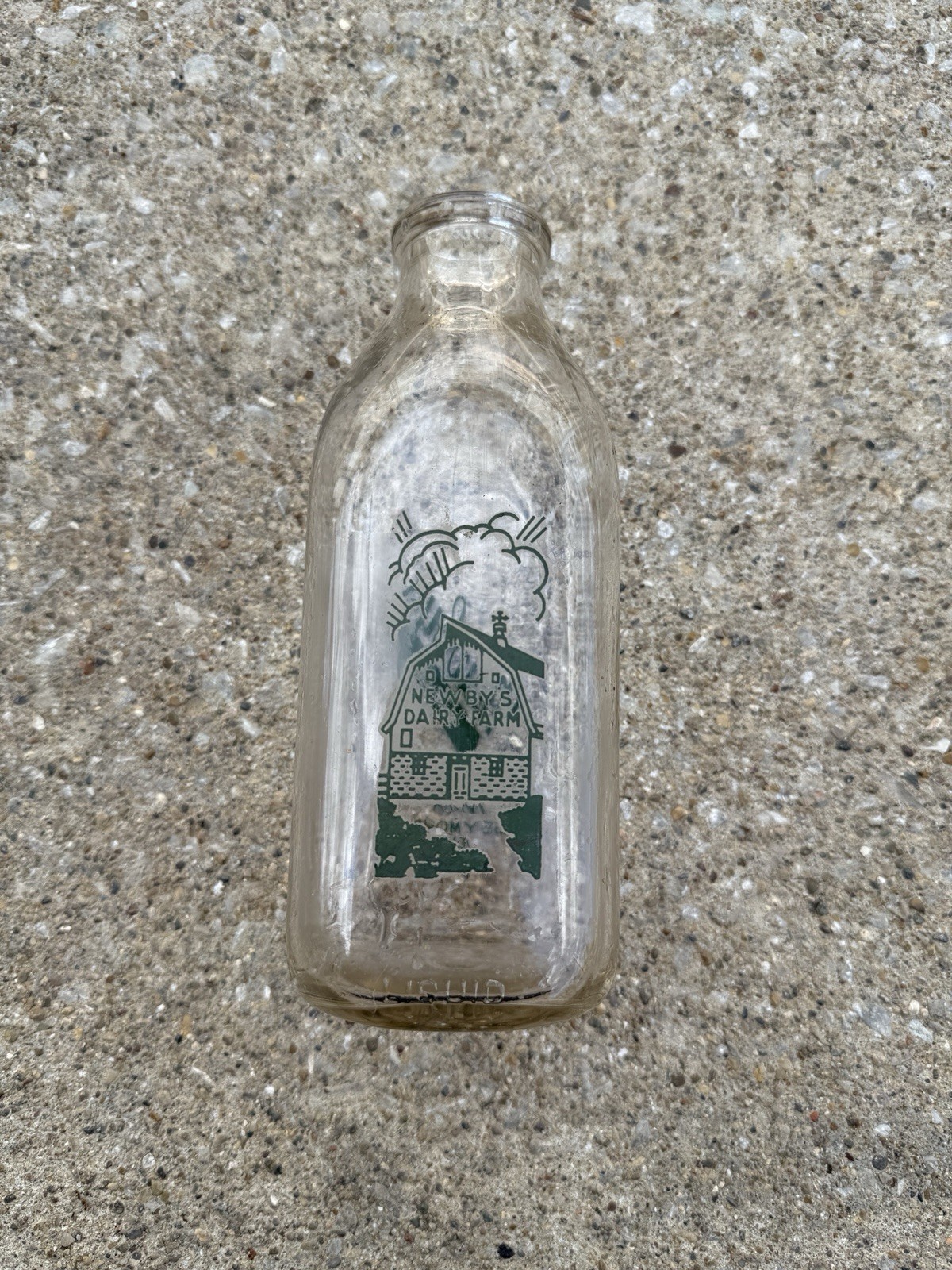 NEWBY’S GUERNSEY DAIRY FARM SEYMOUR IN Indiana Qt Milk Bottle Green Farm Scene