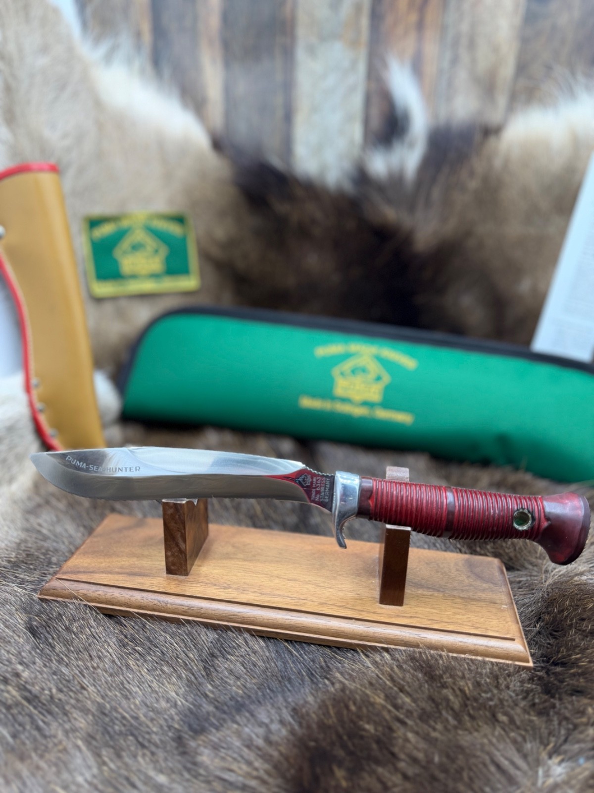 1969 Puma Sea Hunter Knife With  Red Handles In Green Puma Pouch Mint