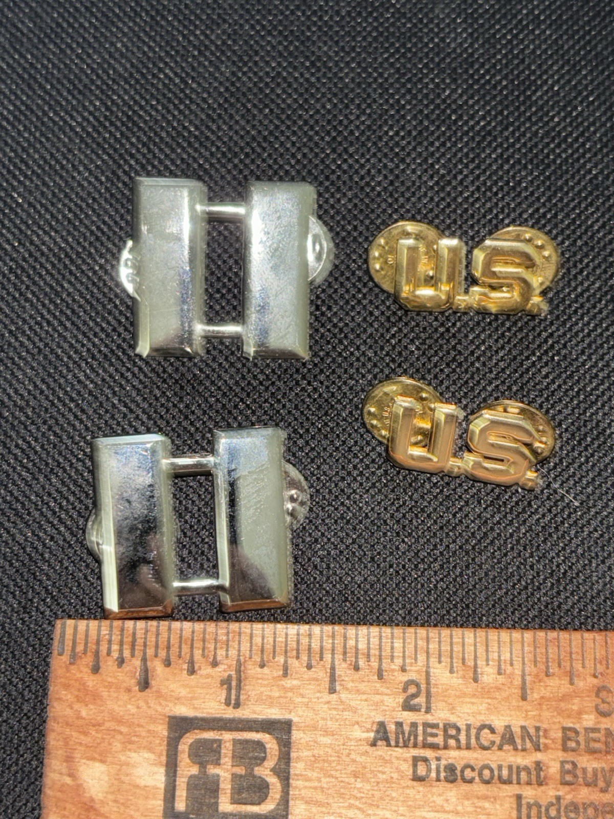 PAIR OF US ARMY OFFICER CAPTAIN & US iNSIGNIA CB` PAIR OF US ARMY OFFICER CAPTAIN & US iNSIGNIA CB`