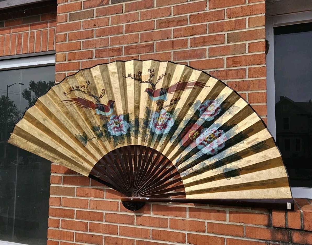 ๐ฆ๐ธVtg Chinese Painted Birds & Floral Large Golden Wall Fan Wall Hanging ๐ธ๐ฆ ๐ฆ๐ธVtg Chinese Painted Birds & Floral Large Golden Wall Fan Wall Hanging ๐ธ๐ฆ