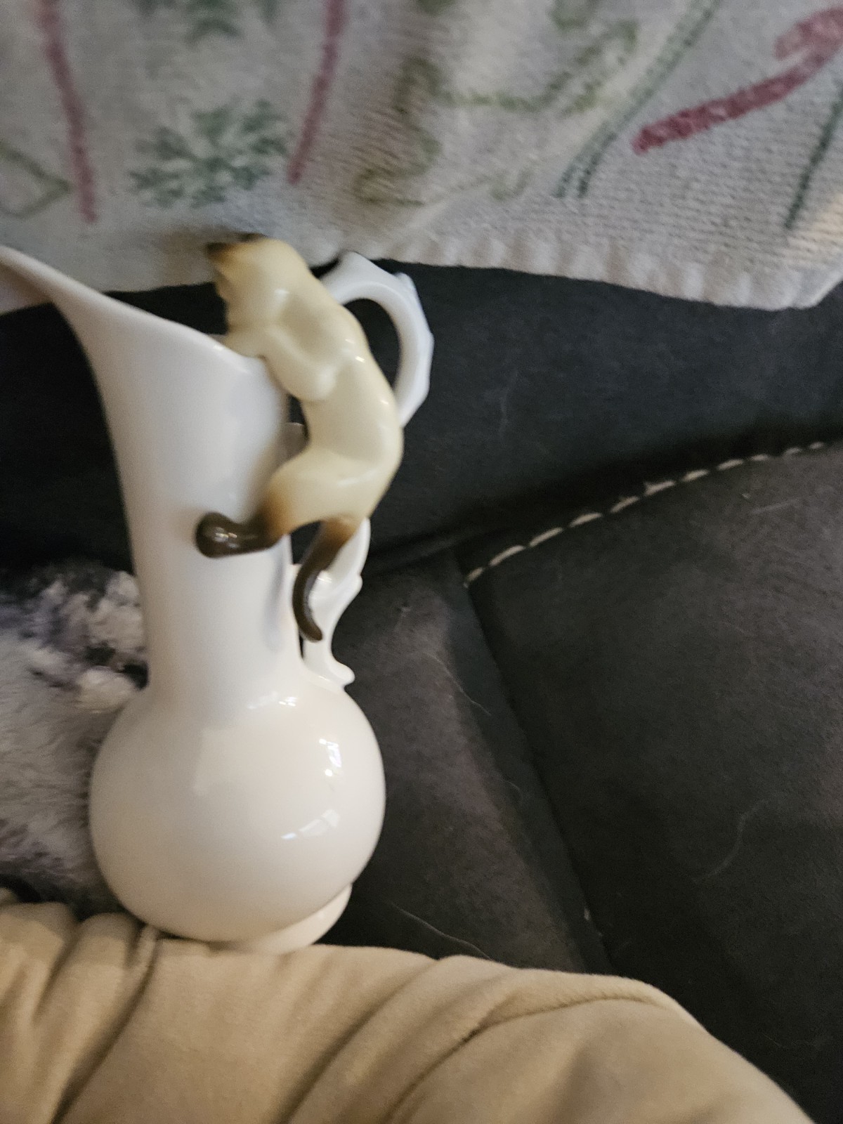 Vintage 1984 Enesco Bone China Siamese Cat Pitcher Vase Figurine Climbing Taiwan Vintage 1984 Enesco Bone China Siamese Cat Pitcher Vase Figurine Climbing Taiwan