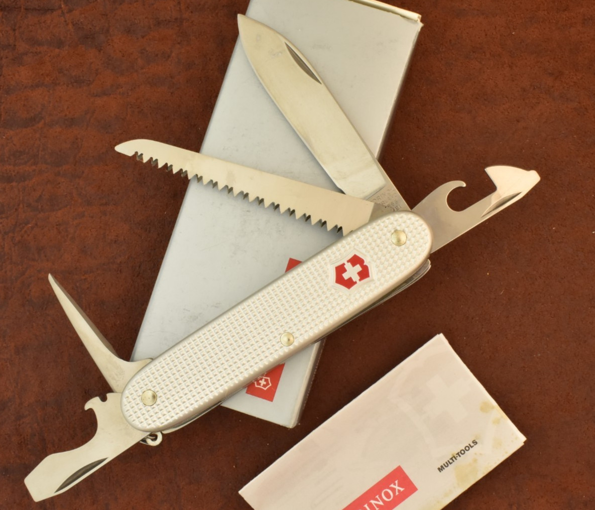 VINTAGE EARLY 2000's NOS VICTORINOX SWISS ARMY ALOX FARMER KNIFE NICE ORIG BOX VINTAGE EARLY 2000's NOS VICTORINOX SWISS ARMY ALOX FARMER KNIFE NICE ORIG BOX