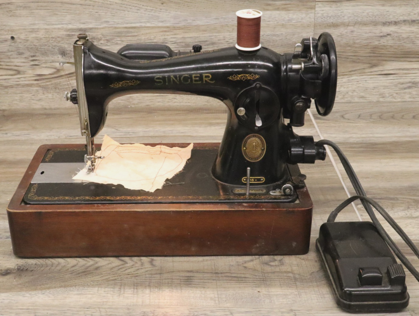 Vintage Singer 15 Sewing Machine with Wooden Base & Fitted Case