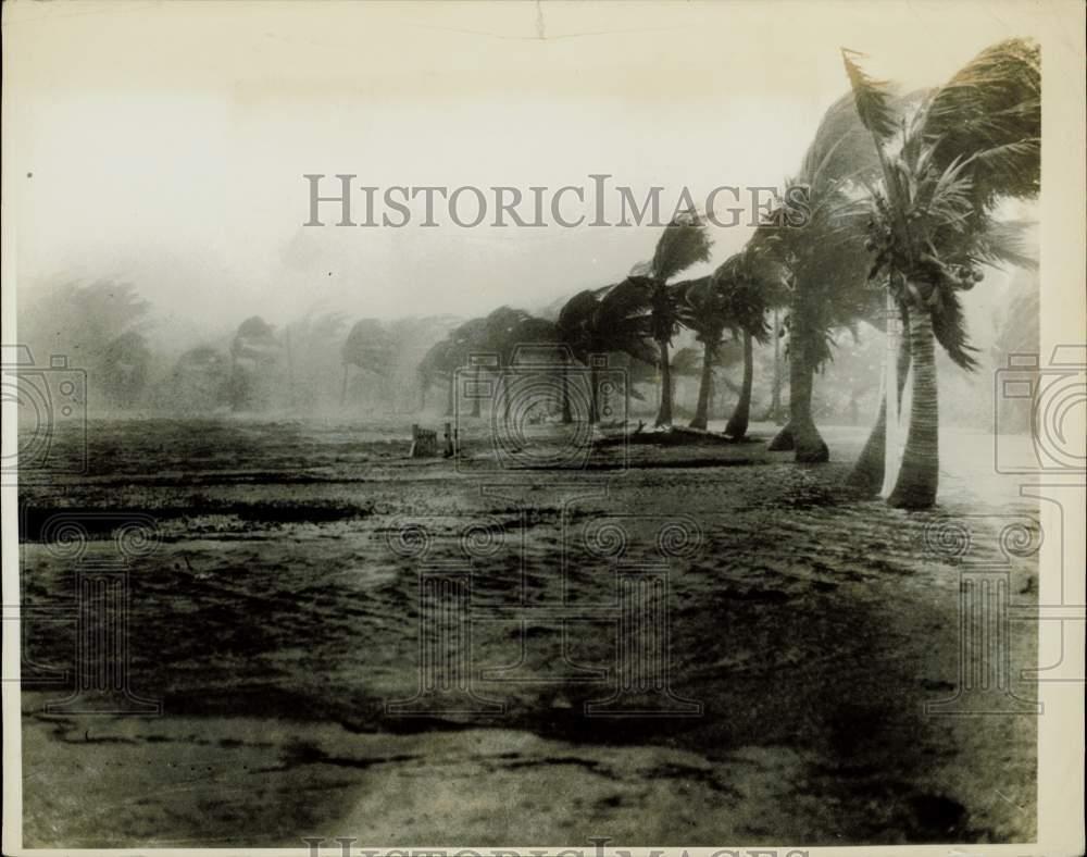 1935 Press Photo Yankee Hurricane's High Winds Sweep Water over Sea Wall, FL