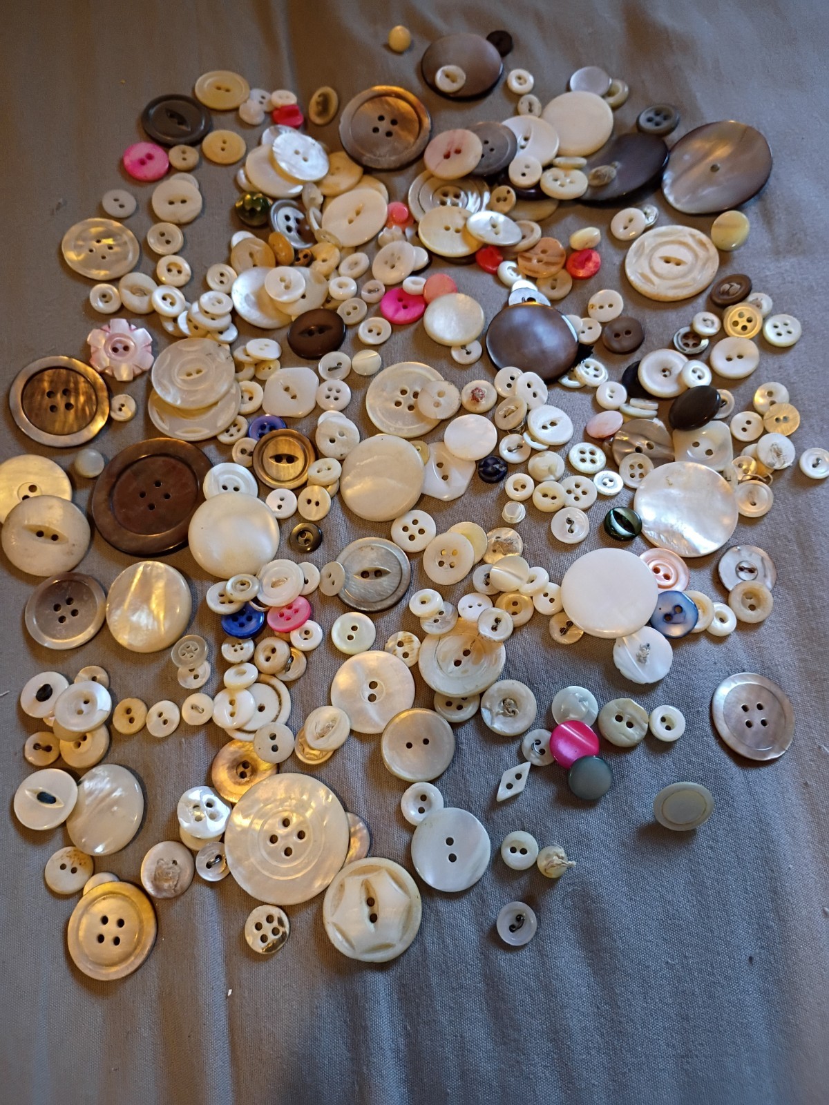 300 Vintage to Antique Mother of Pearl Buttons. 300 Vintage to Antique Mother of Pearl Buttons.