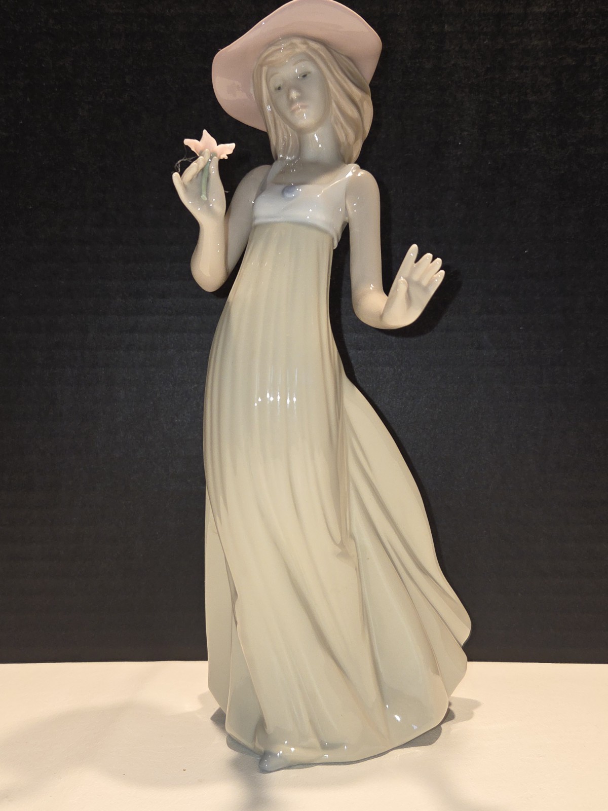 Nao by Lladro 1158 Gentle Breeze Lady Pink Hat Flower Porcelain Figurine Spain Nao by Lladro 1158 Gentle Breeze Lady Pink Hat Flower Porcelain Figurine Spain