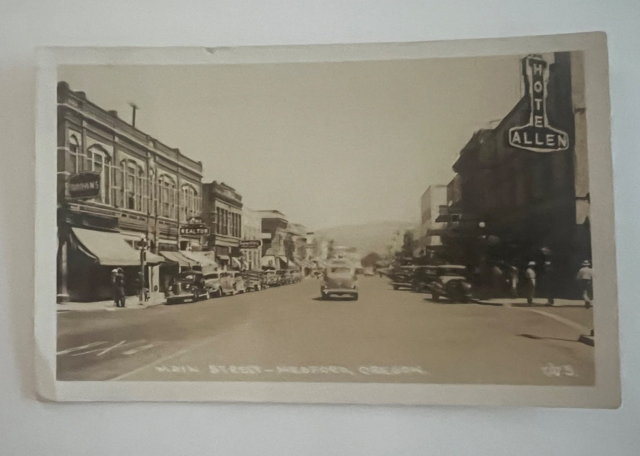 1939 RPPC MAIN STREET MEDFORD OREGON RIALTO THEATRE HOTEL ALLEN AUTOS COKE