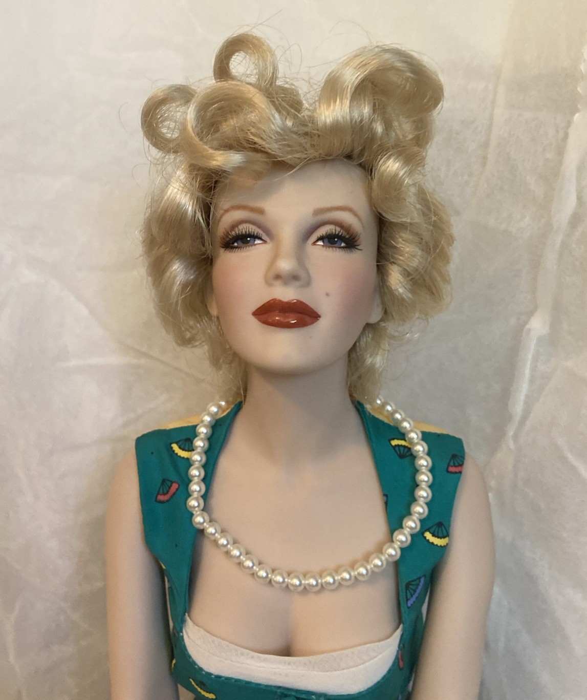 Marilyn Monroe Porcelain Sitting On Bench Franklin Mint. 