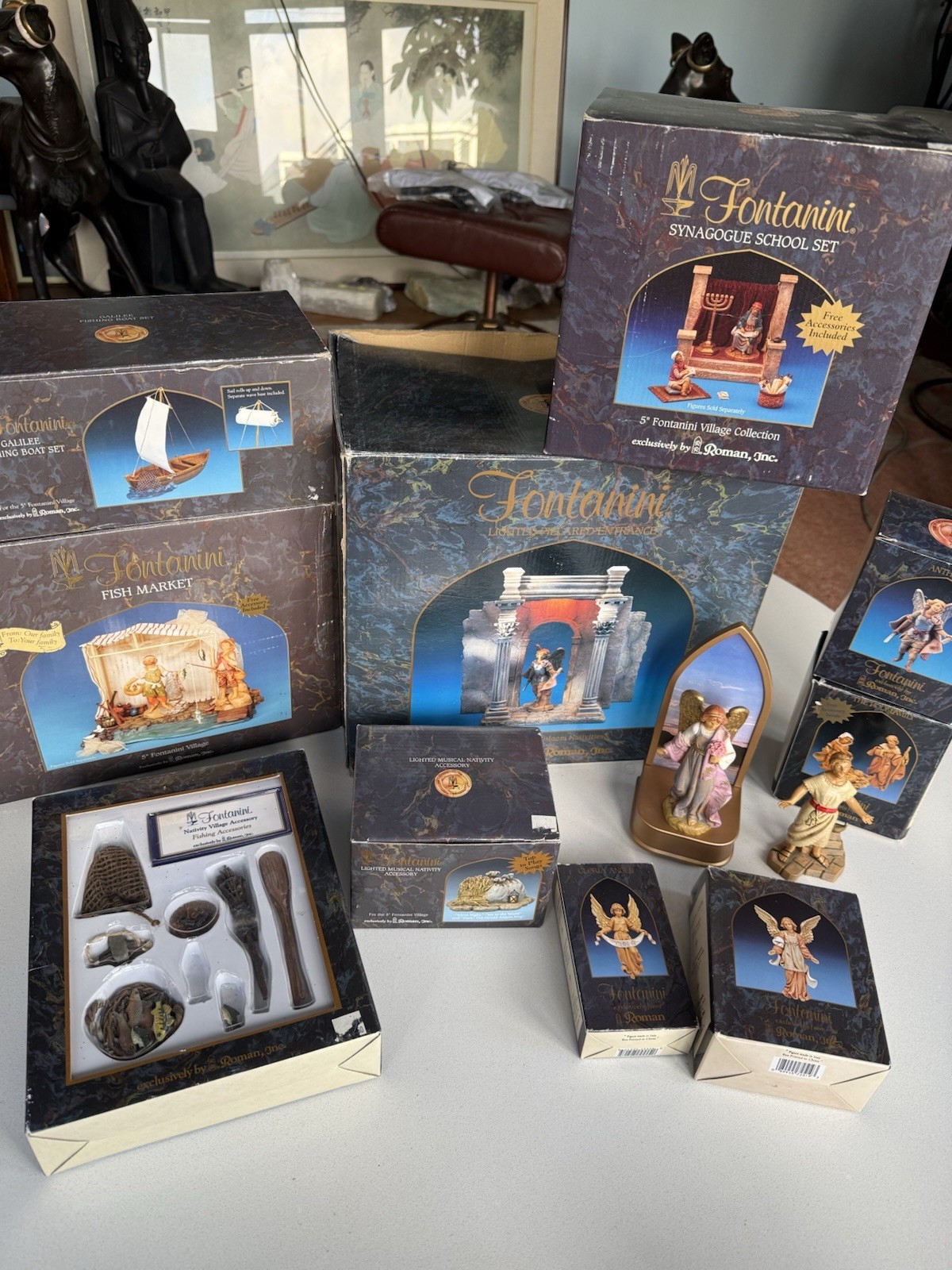 Huge Lot of 15+ Fontanini Heirloom Nativity Village Buildings And Characters Huge Lot of 15+ Fontanini Heirloom Nativity Village Buildings And Characters