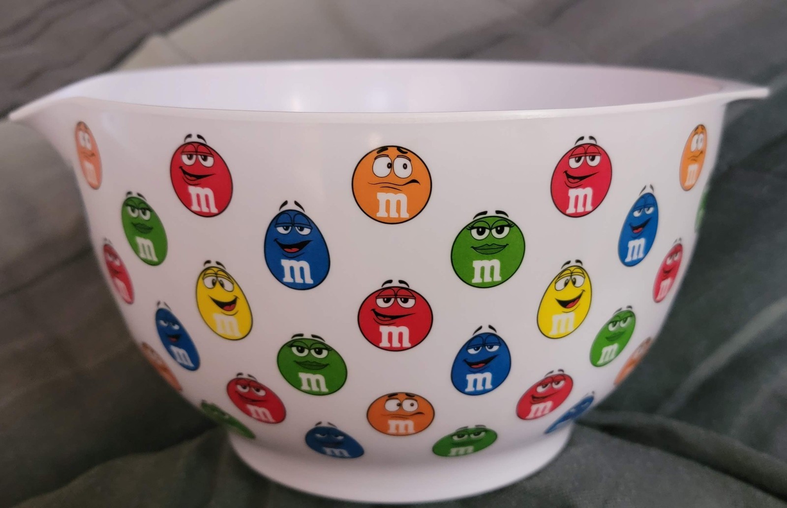 M&M\'S World 2011 Melamine Mixing Bowl 8\ M&M\'S World 2011 Melamine Mixing Bowl 8\
