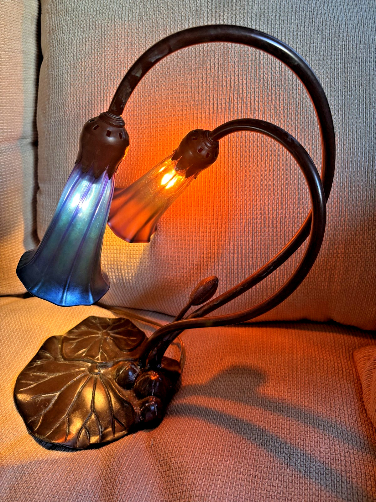 Buffalo Metalworks Lundberg Studios Blue Iridescent Pond Lily Lamp Tiffany Buffalo Metalworks Lundberg Studios Blue Iridescent Pond Lily Lamp Tiffany