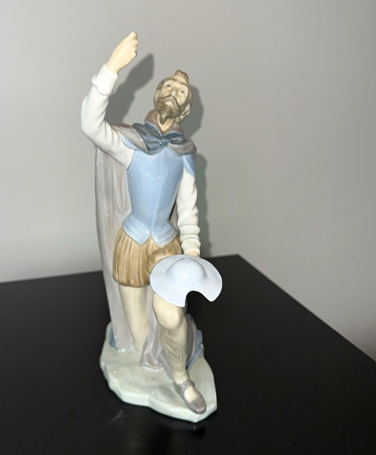 Lladro 5224 The Quest Don Quixote Kneeling Figurine DAISA 1983, As Is repaired Lladro 5224 The Quest Don Quixote Kneeling Figurine DAISA 1983, As Is repaired