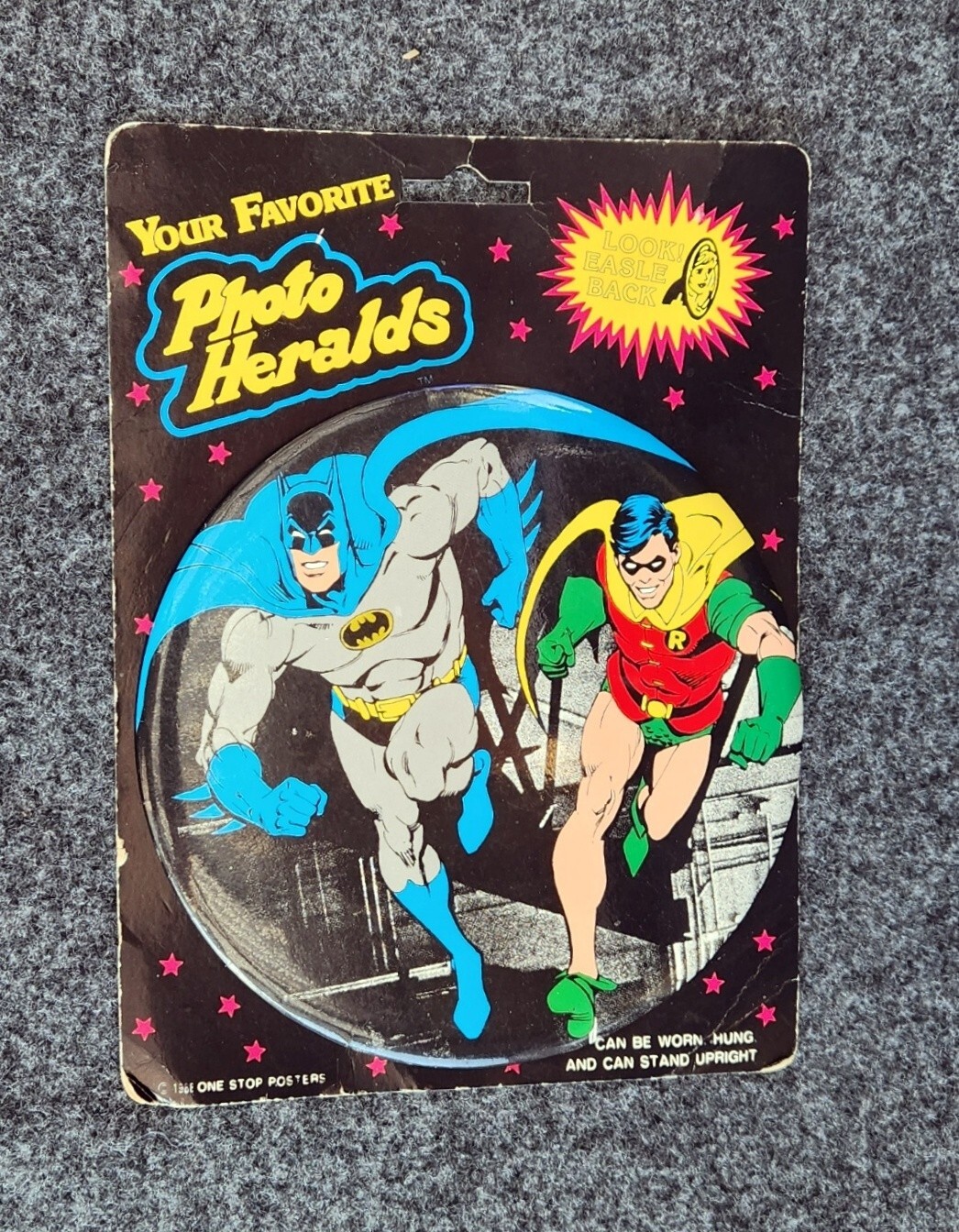VINTAGE DC COMICS PHOTO HERALDS BATMAN AND ROBIN 6 INCH BUTTON PIN ON CARD VINTAGE DC COMICS PHOTO HERALDS BATMAN AND ROBIN 6 INCH BUTTON PIN ON CARD