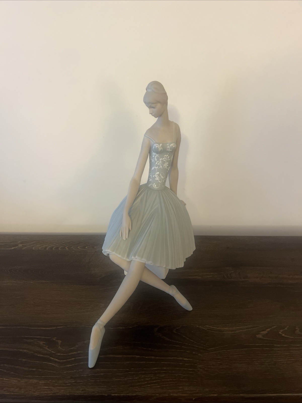 DEFECTIVE Vintage Lladro Beautiful Large Sitting Ballerina 1475 Porcelai G3D DEFECTIVE Vintage Lladro Beautiful Large Sitting Ballerina 1475 Porcelai G3D